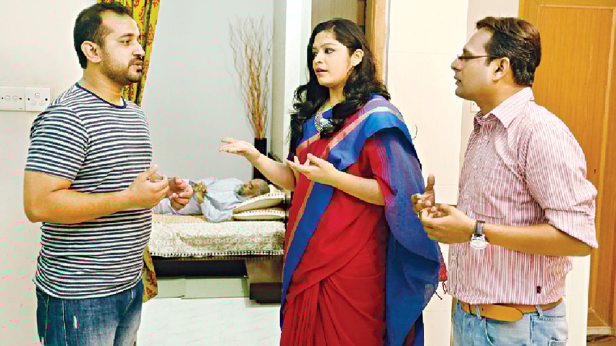 মা–বাবা অসুস্থ হলেও সেই দায়িত্ব পালন থেকে পিছপা হওয়া যাবে না। মডেল: মুনির, শাম্মি, মিথুন ও আনিসুর রহমান। ছবি: সুমন ইউসুফ