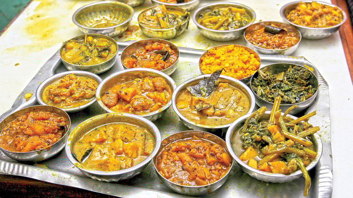 তাঁতীবাজারের একটি রেস্তোরাঁর নিরামিষ খাবার l প্রথম আলো