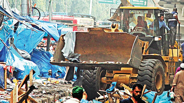 ঢাকা দক্ষিণ সিটি করপোরেশন গতকাল রাজধানীর গুলিস্তান এলাকায় উচ্ছেদ অভিযান চালায় l ছবি: প্রথম আলো
