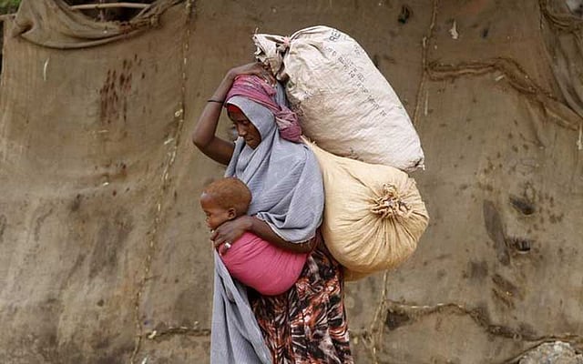 চলতি বছরের ২২ জানুয়ারি মোগাদিসুর লিদো সৈকতে সমুদ্রমুখী বিচ ভিউ ​ক্যাফের বাইরে গাড়ি বোমা হামলার ঘটে। ফাইল ছবি: রয়টার্স