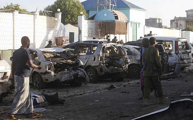 দুর্ভিক্ষের কারণে মার্কা লোয়ান সেবেলি অঞ্চল থেকে মোগাদিসুর দিকে সন্তানকে নিয়ে ছুটছেন এক মা। ছবিটি ২০১৪ সালের তোলা: রয়টার্স