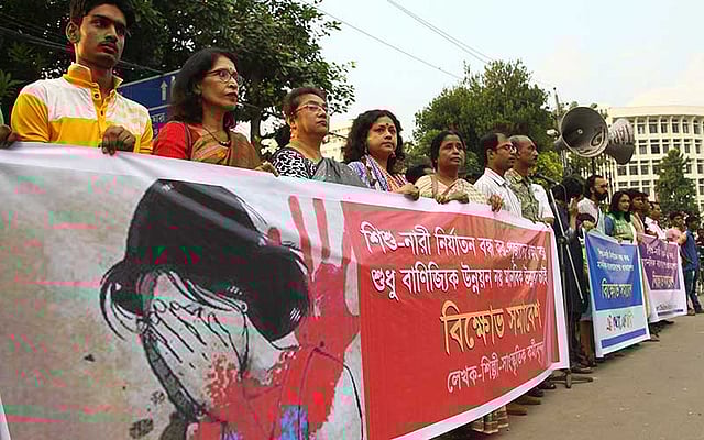 শিশু-নারী নির্যাতন বন্ধের দাবিতে রোববার শাহবাগে জাতীয় জাদুঘরের সামনে লেখক-শিল্পী-সাংস্কৃতিক কর্মীবৃন্দের ব্যানারে বিক্ষোভ সমাবেশ হয়। ছবি: সাজিদ হোসেন