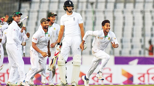 ফিন বুঝে গেছেন, সব শেষ। আম্পায়ার আঙুল তুলে দিয়েছেন, রিভিউও আর নেই। মাহমুদউল্লাহর হাতে স্টাম্প, তামিমের মুখে হাসি। আর মিরাজকে তখন পায় কে? বল্গাহীন ছুটলেন বাংলাদেশের ‘বালক-বীর’। টেস্টে ইংল্যান্ডকে হারিয়ে নতুন এক ইতিহাস লিখল বাংলাদেশ। কাল মিরপুরে l ছবি: এএফপি