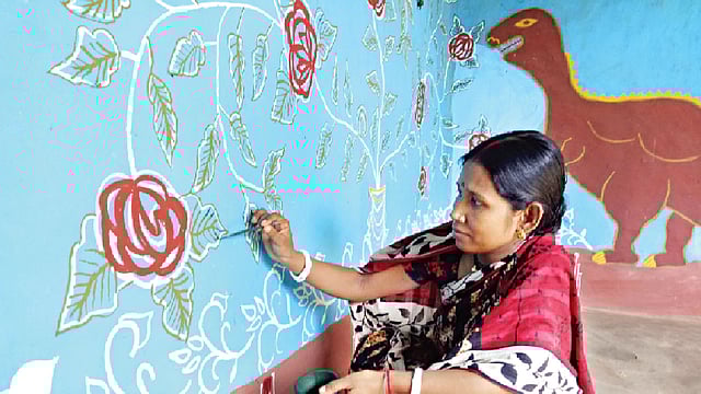 এভাবেই মাটির দেয়াল রাঙিয়ে তোলেন তাঁরা