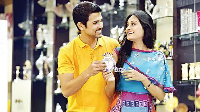 প্রিয়জনকে খুশি করতে তাঁর পছন্দের উপহার দিতে পারেন। মডেল: বাপ্পা ও সায়রা, ছবি: নকশা