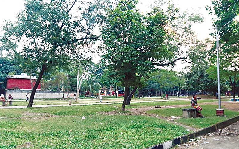 গুলিস্তানে মহানগর নাট্যমঞ্চের পেছনে হকারদের অস্থায়ী পুনর্বাসনের পরিকল্পনা করেছে ডিএসসিসি। ফলে পার্কের সবুজ অংশটুকু হারিয়ে যাওয়ার আশঙ্কা অনেকের l ছবি: প্রথম আলো