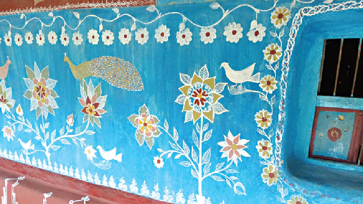 নাচোলের টিকইল গ্রামে বাড়িতে বাড়িতে এমন বর্ণিল দেয়​াল নজর কাড়ে l ছবি: প্রথম আলো