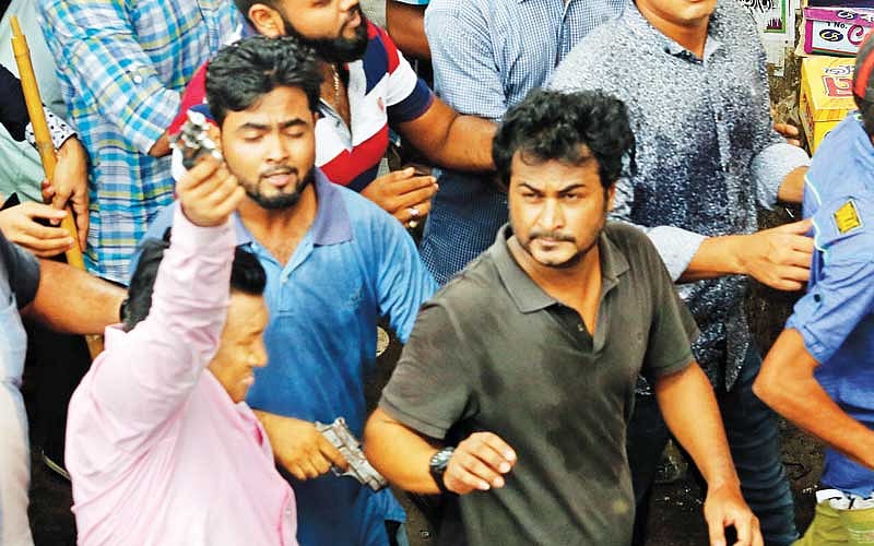 গুলিস্তানে ডিএসসিসির উচ্ছেদ অভিযান চলার সময় অস্ত্র হাতে হকারদের ধাওয়া করেন সাব্বির হোসেন (বাঁয়ে) এবং আশিকুর রহমান l ফাইল ছবি