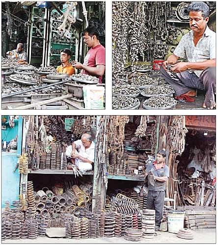পুরান ঢাকার ধোলাইখাল এলাকার টং দোকানে রিকন্ডিশন্ড গাড়ির নানা ধরনের যন্ত্রাংশ বিক্রি করা হয়। গত রোববার বিকেলে ছবিগুলো তুলেছেন মনিরুল আলম