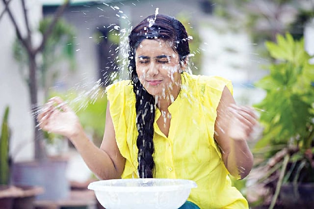 ত্বক পরিষ্কার রাখলে ব্রণ কমে যায়। ছবি: অধুনা