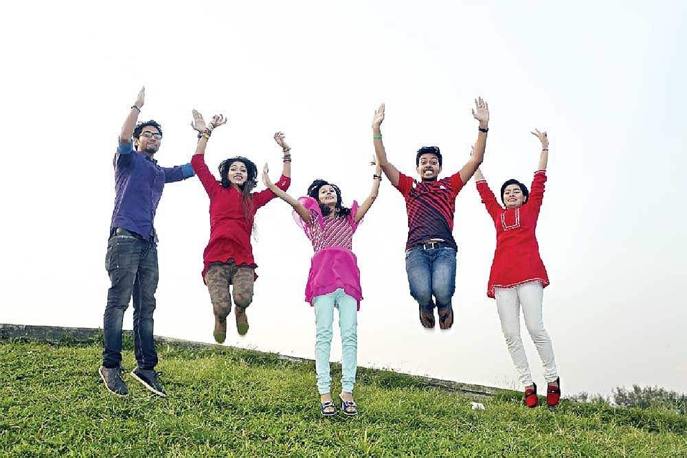 এ বয়স বাঁধ না মানা বয়স, সবাই উড়তে চান নিজের মতো। মডেল: সাদিদ, কনক, নিশাত, তাশফিক ও কানিজ। ছবি: সুমন ইউসুফ