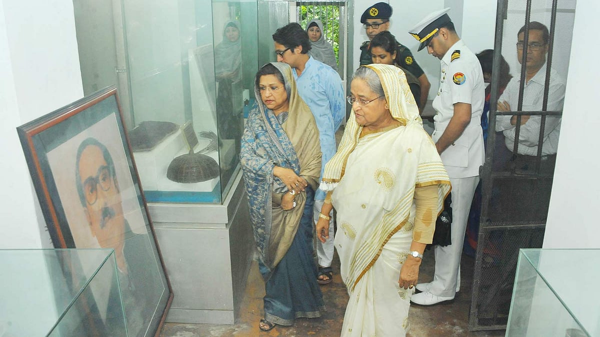বঙ্গবন্ধু শেখ মুজিবুর রহমান কারা স্মৃতি জাদুঘর ঘুরে দেখছেন প্রধানমন্ত্রী শেখ হাসিনা। ছবি: ফোকাস বাংলা
