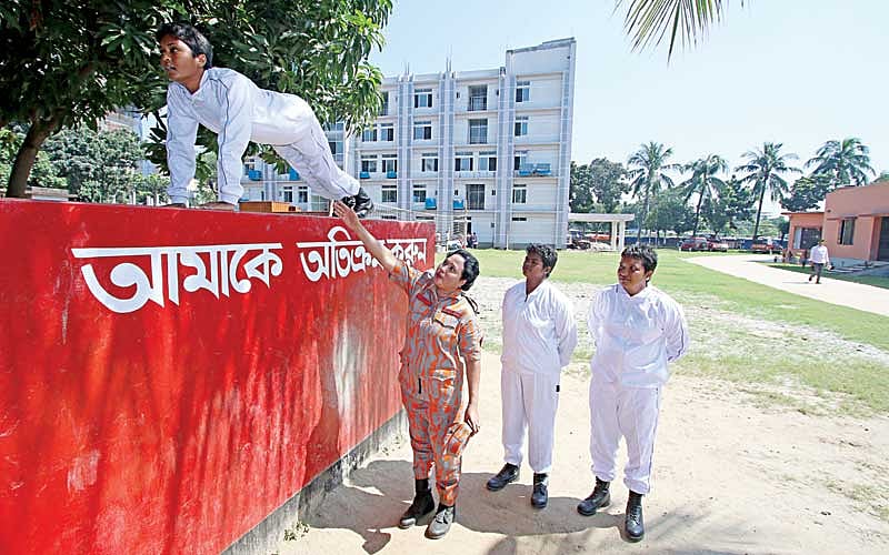 মিরপুর ১০ নম্বর গোলচত্বরে ফায়ার সার্ভিস ও সিভিল ডিফেন্স ট্রেনিং কমপ্লেক্সে লিমা খানম, খালেদা ইয়াসমিন ও লাসমিন সুলতানা l ছবি: প্রথম আলো