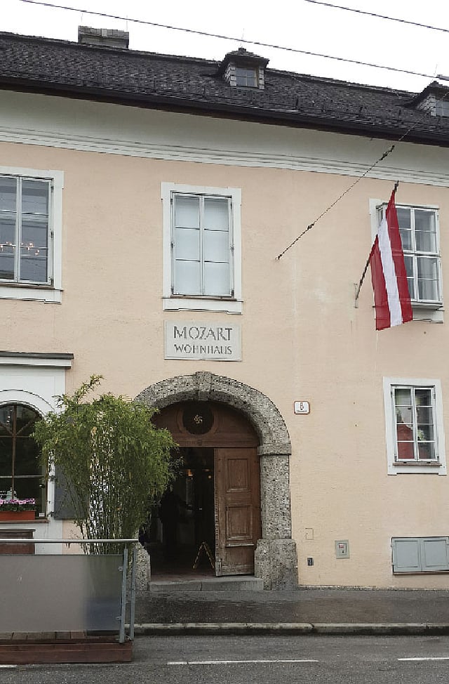 অস্ট্রিয়ার সাল্‌জ্‌বুর্গ শহরে মোৎসার্টের পৈতৃক বাড়ি