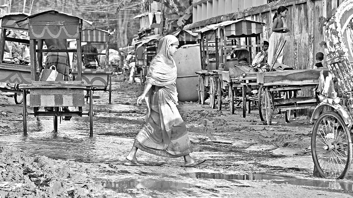 ​​বৃষ্টি হোক না হোক, মহাখালীর জনস্বাস্থ্য ইনস্টিটিউট এলাকার সড়কটির এই অবস্থা থাকে প্রায় সব সময়। গত সোমবার দুপুরে তোলা ছবি l প্রথম আলো