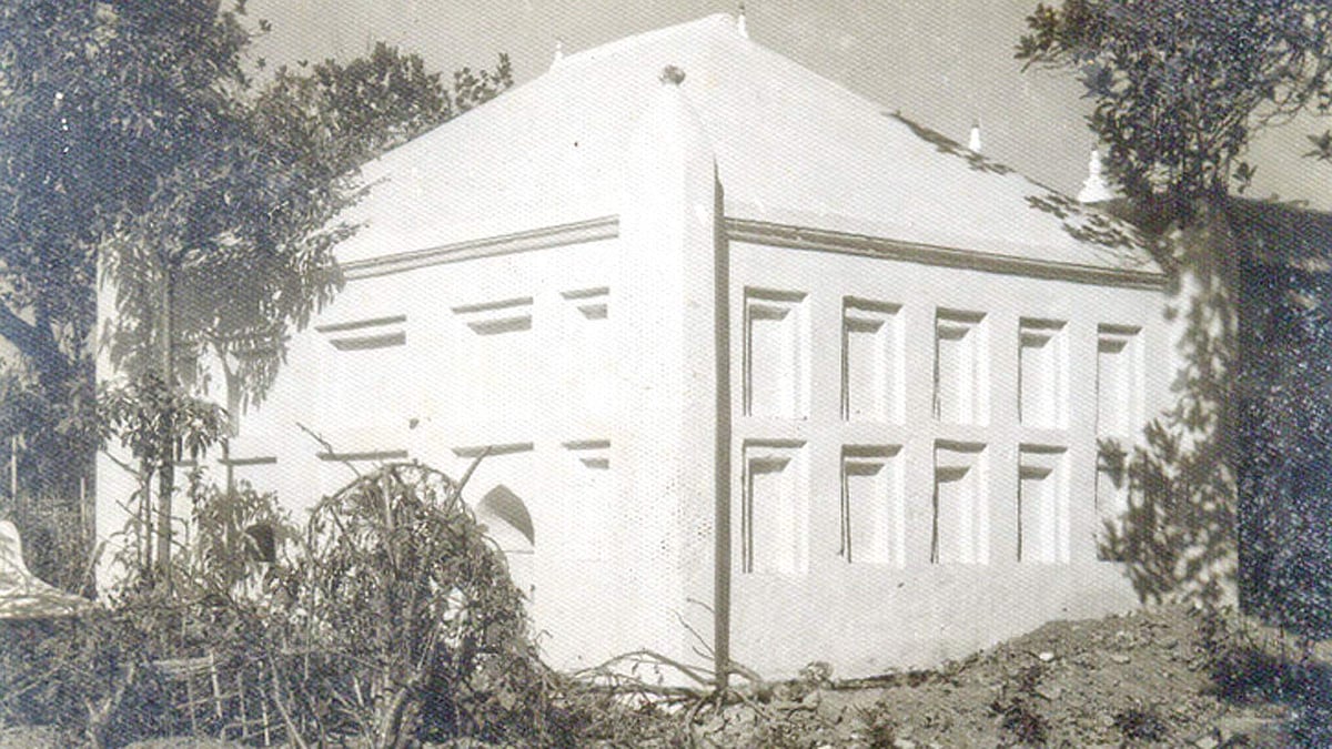 বর্তমানে অপসারিত মোগল স্থাপত্যকীর্তিটি সৈয়দ হামজা খাঁর মাজার নামে স্থানীয়ভাবে পরিচিত ছিল। নগরের পাঁচলাইশ এলাকার হামজারবাগে ছিল শোভাময় এই চৌচালা দালান l ছবি: সংগৃহীত