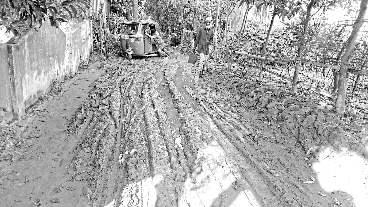 নারায়ণগঞ্জের সোনারগাঁ উপজেলার কান্দারগাঁও গ্রামের কাঁচা সড়কের দৃশ্য। বৃষ্টি হলে কাদা মাড়িয়ে স্কুল-কলেজের শিক্ষার্থীসহ গ্রামবাসীকে এ সড়কে চলাচল করতে হয়। গতকাল সকালে তোলা ছবি l প্রথম আলো