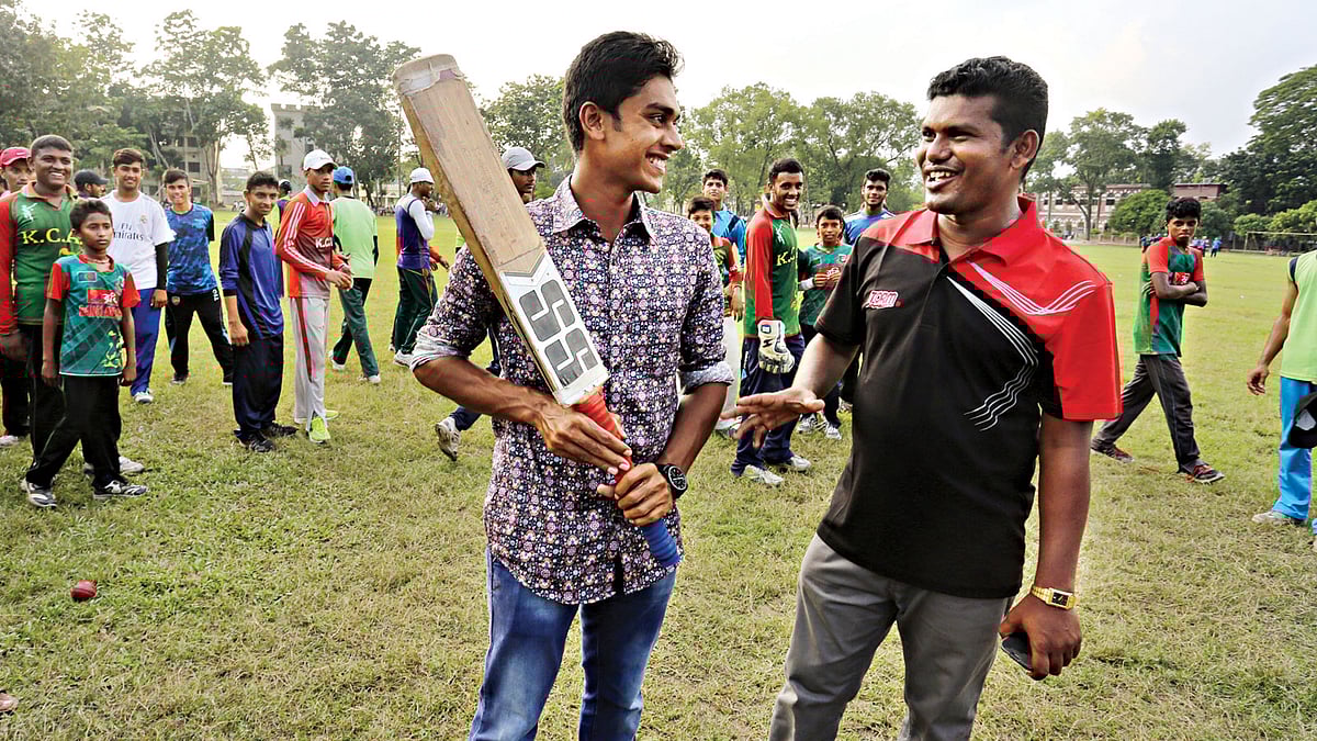 অভিষেক টেস্ট ম্যাচে ঘূর্ণি জাদুতে নিজেকে চিনিয়েছেন মেহেদী হাসান মিরাজ। সিরিজ শেষে ছুটে গিয়েছিলেন বাড়িতে, দেখা করতে ভোলেননি গুরুর সঙ্গে। ছবি: জাহিদুল করিম