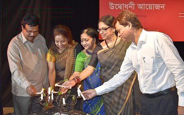 শিল্পকলা একাডেমির জাতীয় নাট্যশালার স্টুডিও থিয়েটারে প্রদীপ জ্বালিয়ে আয়োজনের উদ্বোধন করছেন অতিথিরা