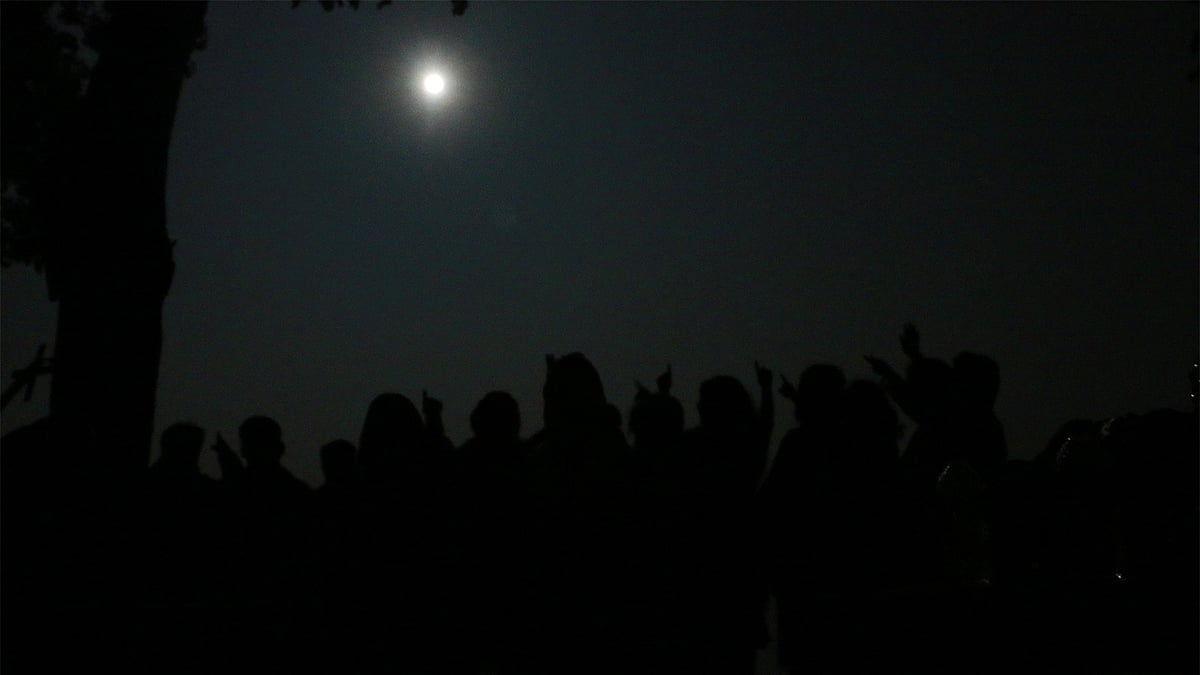 চাঁদপুরের মোহনায় সুপারমুনে মুগ্ধ সবাই। ছবি: ওয়ালিউল ইসলাম