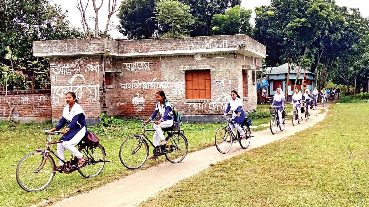 বাউসা হারুন-অর-রশিদ স্কুলের মেয়েরা সাইকেলে চড়ে আসা–যাওয়া করে l ছবি: প্রথম আলো