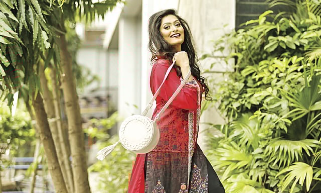 গোল আকারের ব্যাগগুলো এখনকার নতুন আকর্ষণ