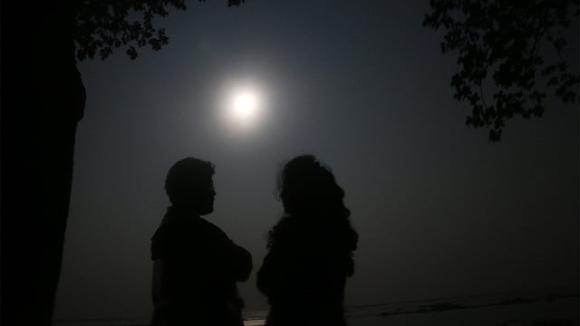 জ্যোৎস্নায় মুগ্ধ তরুণ-তরুণী। ছবি: ওয়ালিউল ইসলাম
