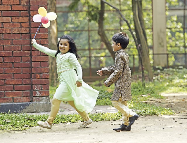 ছুটির দিনেও বাচ্চাকে নিয়মের মধ্যে রাখতে হবে। ছবি: অধুনা