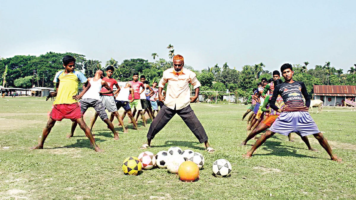 ঈশ্বরগঞ্জ বড় মাঠে তরুণ ফুটবলারদের নিয়ে অনুশীলনে ব্যস্ত আবদুল হালিম l ছবি: জগলুল পাশা