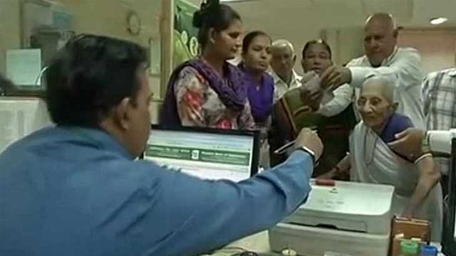 ব্যাংকে রুপি বদলাতে হাজির ভারতের প্রধানমন্ত্রীর মা হীরাবেন। ছবি: সংগৃহীত