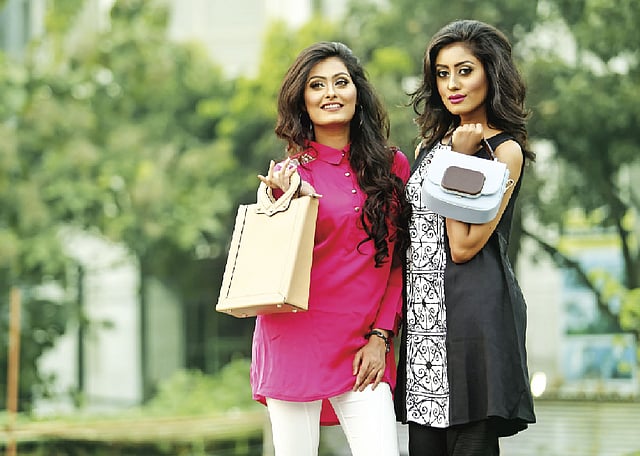 স্টাইলে নতুন মাত্রা যোগ করে দেয় হাতের ব্যাগটি। মডেল: সায়রা ও ওশিন। কৃতজ্ঞতা: পারসোনা, ব্যাগ ও পোশাক: এক্সট্যাসি, ক্যাটস আই ও স্টাইলসেল, ছবি: সুমন ইউসুফ