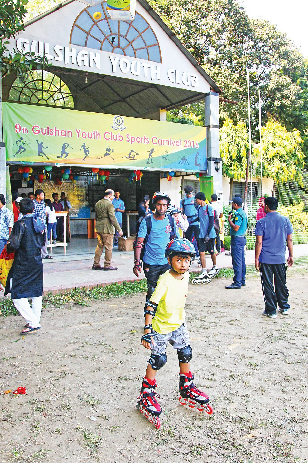 গুলশান ইয়ুথ ক্লাবে স্কেটিং শিখছে শিশুরা  l ছবি: প্রথম আলো