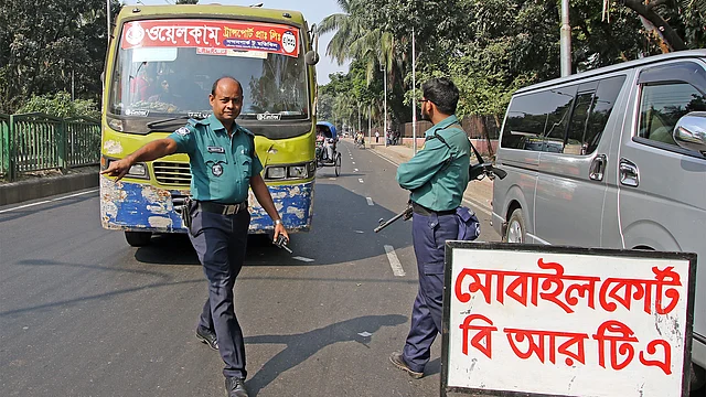 বিআরটিএর ম্যাজিস্ট্রেট মুনিবুর রহমানের নেতৃত্বে আজ সোমবার দুপুরে রাজধানীর রমনা এলাকায় ফিটনেস এবং অন্যান্য ত্রুটির কারণে বিভিন্ন যানবাহন কর্তৃপক্ষকে শাস্তি দেওয়া হয়। ছবি: সাইফুল ইসলাম
