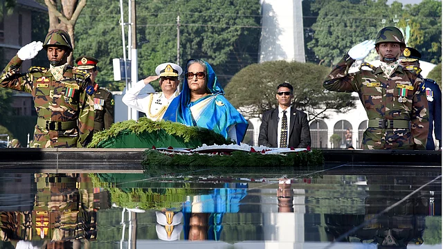 সশস্ত্র বাহিনী দিবসে বাংলাদেশ সশস্ত্র বাহিনীর শহীদ সদস্যদের প্রতি গভীর শ্রদ্ধা জানান প্রধানমন্ত্রী শেখ হাসিনা। আজ সোমবার  সকালে ঢাকা সেনানিবাসের শিখা অনির্বাণে (শিখা চিরন্তন) ফুল দিয়ে তিনি এই শ্রদ্ধা জানান। ছবি: বাসস