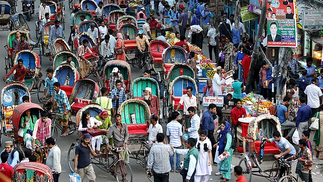 রাজধানীর ফার্মগেটের তেজগাঁওয়ে হলিক্রস কলেজের সামনের সড়কে এভাবে রিকশার যানজট থাকে সব সময়৷ রাস্তাটির দুই পাশ দিয়ে রিকশার কারণে চলাচল করা যায় না৷ ফুটপাত ফল ব্যবসায়ীদের দখল৷ এতে ভোগান্তি পড়তে হয় শিক্ষার্থীদের৷ ছবিটি আজ সোমবার বিকেলে ফার্মগেটের পূর্ব তেজতুরী পাড়া থেকে তোলা৷ ছবি: সাবিনা ইয়াসমিন