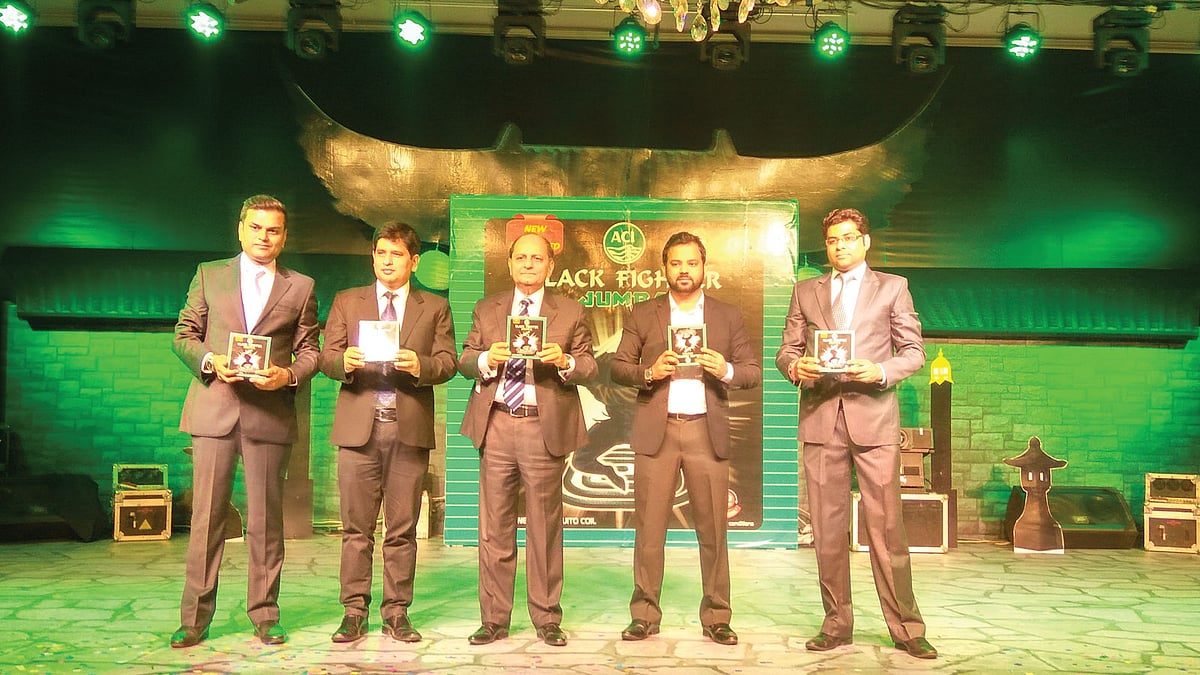 কয়েল বাজারজাতকরণ উপলক্ষে গত শনিবার রাতে রাজধানীর একটি হোটেলে আয়োজিত অনুষ্ঠানে এসিআই ও এস সি জনসনের কর্মকর্তারা l ছবি: এসিআইয়ের সৌজন্যে