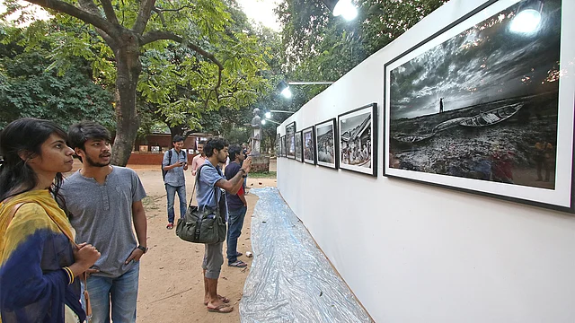কাউন্টার ফটোর চতুর্থ বর্ষপূর্তি উপলক্ষে আজ সোমবার বিকেলে ঢাকা বিশ্ববিদ্যালয়ের চারুকলা অনুষদে আয়োজিত আলোকচিত্র প্রদর্শনী দেখছেন দর্শকেরা। ছবি: সাইফুল ইসলাম