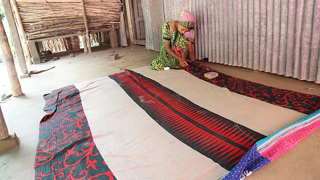 প্রকৃতিতে এখন শীত আসি আসি করছে। তাই আগেভাগেই বাড়ির বারান্দায় বসে শীতের কাঁথা সেলাই করছেন এই গৃহবধূ। ছবিটি সম্প্রতি ফরিদপুর সদর উপজেলার চর টেপুরাকান্দি এলাকা থেকে তোলা। ছবি: আলীমুজ্জামান