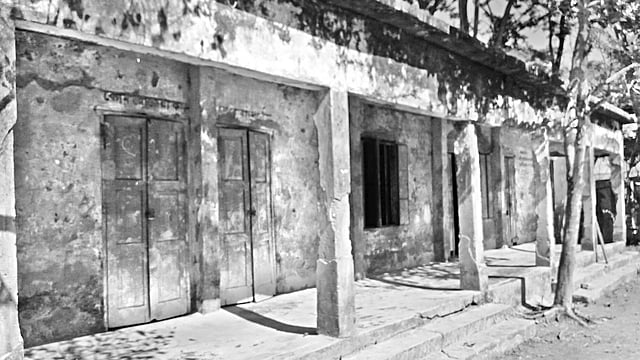পশ্চিম বাঁশবা​িড়য়া শাহ কেরামতিয়া সরকারি প্রাথমিক বিদ্যালয়ের ব্যবহারের অনুপযোগী ভবন। সম্প্রতি তোলা ছবি l প্রথম আলো