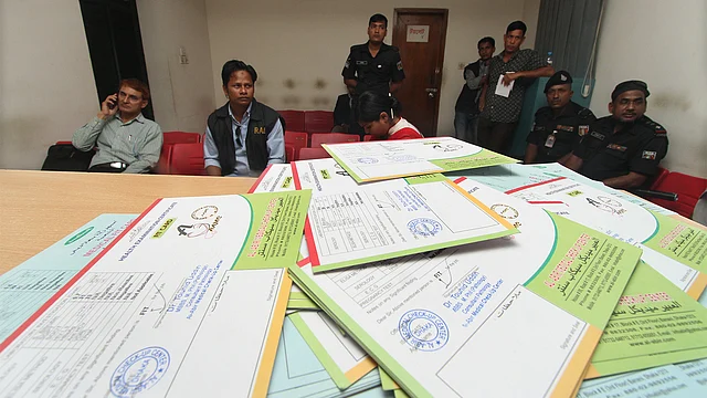 নির্বাহী হাকিম সারওয়ার আলমের নেতৃত্বে র‍্যাব-১ এবং স্বাস্থ্য ও ঔষধ প্রশাসন অধিদপ্তরের একটি দল সোমবার দুপুরে রাজধানীর বনানীর ১৭ নম্বর সড়কের কয়েকটি ক্লিনিকে অভিযান চালায়। এ সময় স্বাস্থ্য পরীক্ষা না করে স্বাস্থ্যসনদ বিক্রি করার অপরাধে ৩১ লাখ টাকা জরিমানা করেন ভ্রাম্যমাণ আদালত। ছবি: আবদুস সালাম
