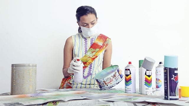 স্প্রে করার সময় মুখে মাস্ক ও হাতে গ্লাভস পরে নেওয়া ভালো। মডেল: সামিয়া, ছবি: খালেদ সরকার