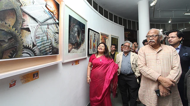 ২১তম বার্জার তরুণ শিল্পী চিত্রকর্ম প্রতিযোগিতা ২০১৬-এর নির্বাচিত চিত্রকর্ম নিয়ে ঢাকা বিশ্ববিদ্যালয়ের চারুকলা অনুষদের জয়নুল প্রদর্শনী কক্ষে শুরু হয়েছে প্রদর্শনী। আজ সোমবার সকালে বরেণ্য চিত্রশিল্পীদের সঙ্গে নিয়ে প্রদর্শনীর উদ্বোধন করেন বার্জার পেইন্টসের ব্যবস্থাপনা পরিচালক রূপালী চৌধুরী। ছবি: আবদুস সালাম