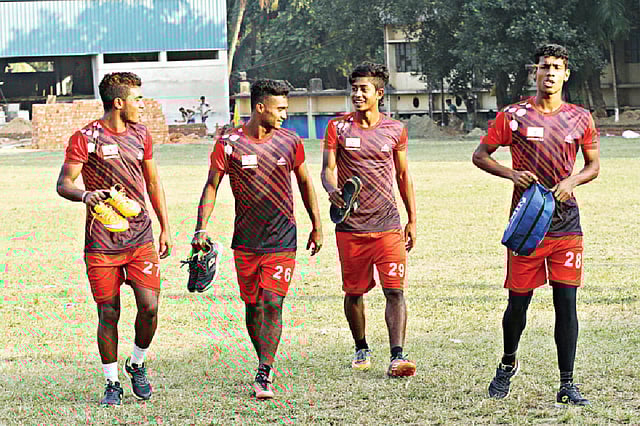 এই সেদিন তৃতীয় বিভাগ ফুটবলে খেলেছেন। এখন দেশের শীর্ষ স্তরে। (বাঁ থেকে) সুফিল, জাফর, রবিউল ও আবদুল্লাহর হাসিমুখই বলে দিচ্ছে কতটা রোমাঞ্চিত তাঁরা। কাল চট্টগ্রামের দামপাড়া পুলিশ লাইন মাঠে দলীয় অনুশীলনের পর চার ফুটবলার l সৌরভ দাশ