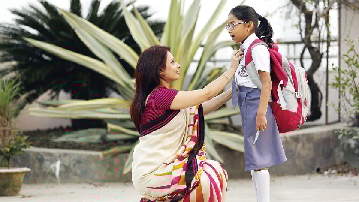 শিশুকে বকা না দিয়ে হাসিমুখে বুঝিয়ে বলুন। ছবি: অধুনা