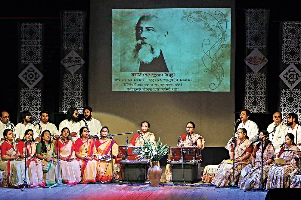 বাংলাদেশ শিল্পকলা একাডেমির সংগীত, আবৃত্তি ও নৃত্যকলা কেন্দ্র মিলনায়তনে ঠাকুর বাড়িন গান শোনাচ্ছেন শিল্পীরা l ছবি: প্রথম আলো