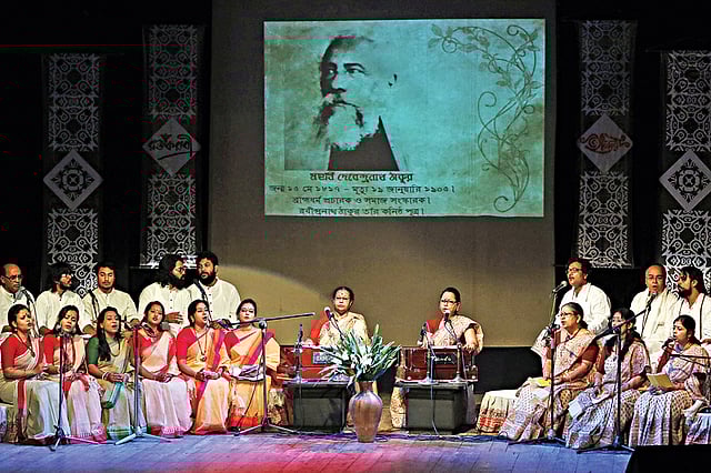 বাংলাদেশ শিল্পকলা একাডেমির সংগীত, আবৃত্তি ও নৃত্যকলা কেন্দ্র মিলনায়তনে ঠাকুর বাড়িন গান শোনাচ্ছেন শিল্পীরা l ছবি: প্রথম আলো