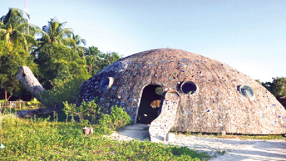 কক্সবাজার শহর থেকে ২০ কিলোমিটার দূরে বেসরকারি পর্যটনকেন্দ্র মারমেইড বিচ রিসোর্টে রয়েছে বিশাল কচ্ছপ ভাস্কর্য l প্রথম আলো