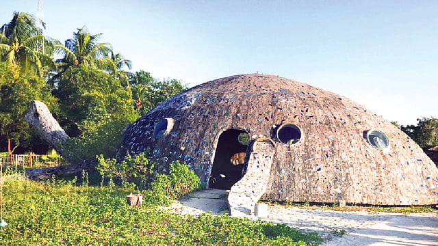 কক্সবাজার শহর থেকে ২০ কিলোমিটার দূরে বেসরকারি পর্যটনকেন্দ্র মারমেইড বিচ রিসোর্টে রয়েছে বিশাল কচ্ছপ ভাস্কর্য l প্রথম আলো