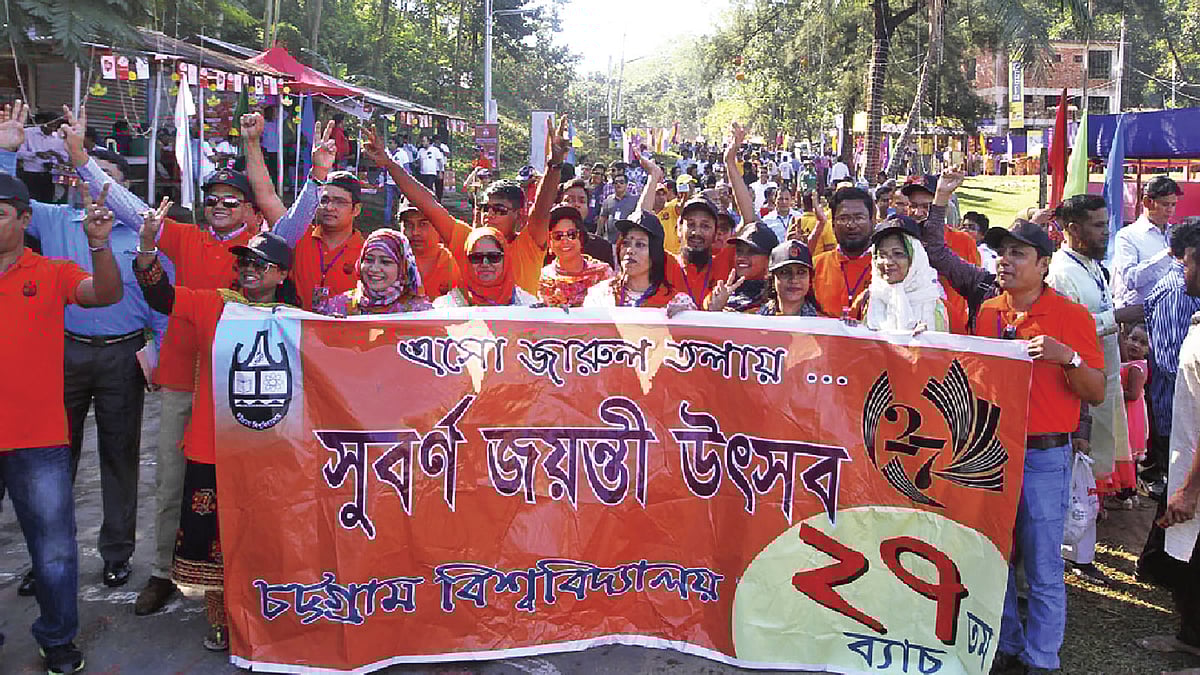 এই আনন্দ উৎ​সবে মাকে নিয়ে গিয়েছিল এক ছেলে। যদিও ভিড়ের মাঝে মায়ের ছবি খু​ঁজে পাওয়াই মুশকিল। ছবি: সৌরভ দাশ