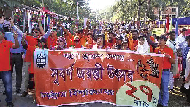 এই আনন্দ উৎ​সবে মাকে নিয়ে গিয়েছিল এক ছেলে। যদিও ভিড়ের মাঝে মায়ের ছবি খু​ঁজে পাওয়াই মুশকিল। ছবি: সৌরভ দাশ